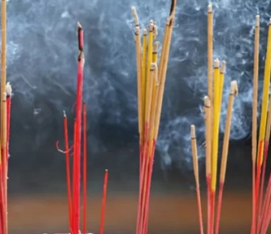 Thắp hương vào buổi tối có nên không?