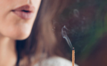 Vì sao không nên dùng miệng thổi tắt hương, nến khi cúng lễ?