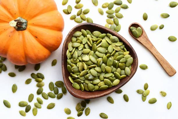 Với hàm lượng chất xơ và protein cao, hạt bí ngô tạo cảm giác no lâu, giúp bạn hạn chế ăn vặt hay thèm đồ ăn nhanh, ngọt - thủ phạm gây tăng cân.