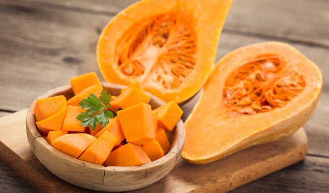 Bí đỏ giàu beta-carotene, vitamin C, kali, chất xơ và chất chống oxy hóa có lợi cho mắt, tim mạch và chuyển hóa năng lượng.