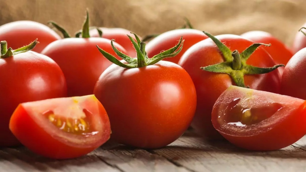 Cà chua giàu lycopene giúp sáng vùng da dưới mắt