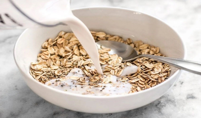Kết hợp yến mạch với sữa sẽ có hương vị thơm ngon và mang lại nhiều lợi ích.