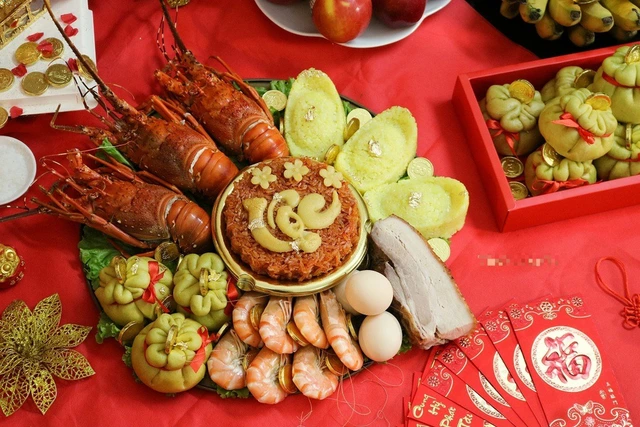 Mâm cúng vía Thần Tài thường sẽ có thịt heo, tôm và trứng gà gọi là bộ ba Tam Sên.