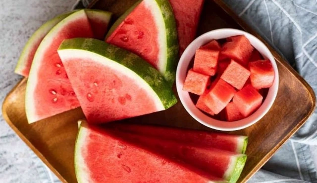 Với hàm lượng nước lên đến hơn 90%, dưa hấu là loại trái cây lý tưởng giúp bổ sung nước cho cơ thể trong mùa nóng.