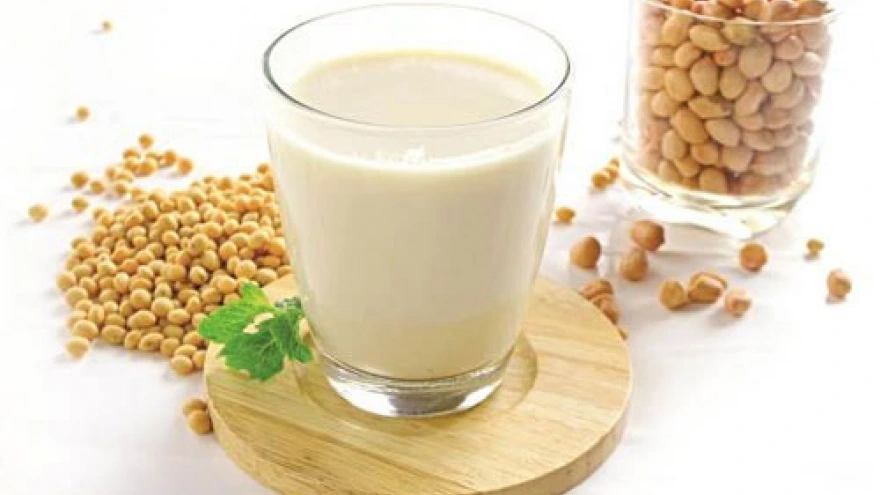 Nếu uống sữa đậu nành chưa nấu chín kỹ, bạn có thể gặp các triệu chứng như đau bụng, buồn nôn, đi ngoài.