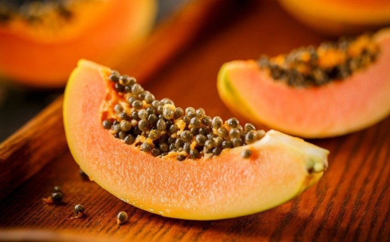 Đu đủ chứa hàm lượng vitamin C và beta-carotene dồi dào, giúp bảo vệ tế bào mắt khỏi tác động của quá trình oxy hóa.