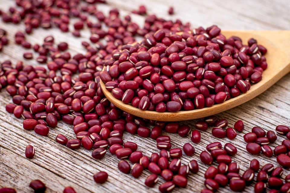 Đậu đỏ chứa protein, magie, kali, phốt pho và một lượng nhỏ canxi, hỗ trợ cấu trúc xương và các mô liên kết.