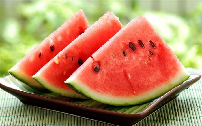 Dưa hấu giúp tạo cảm giác no giả do thể tích nước lớn, giúp bạn kiềm chế cơn thèm các món ăn vặt nhiều đường và chất béo.