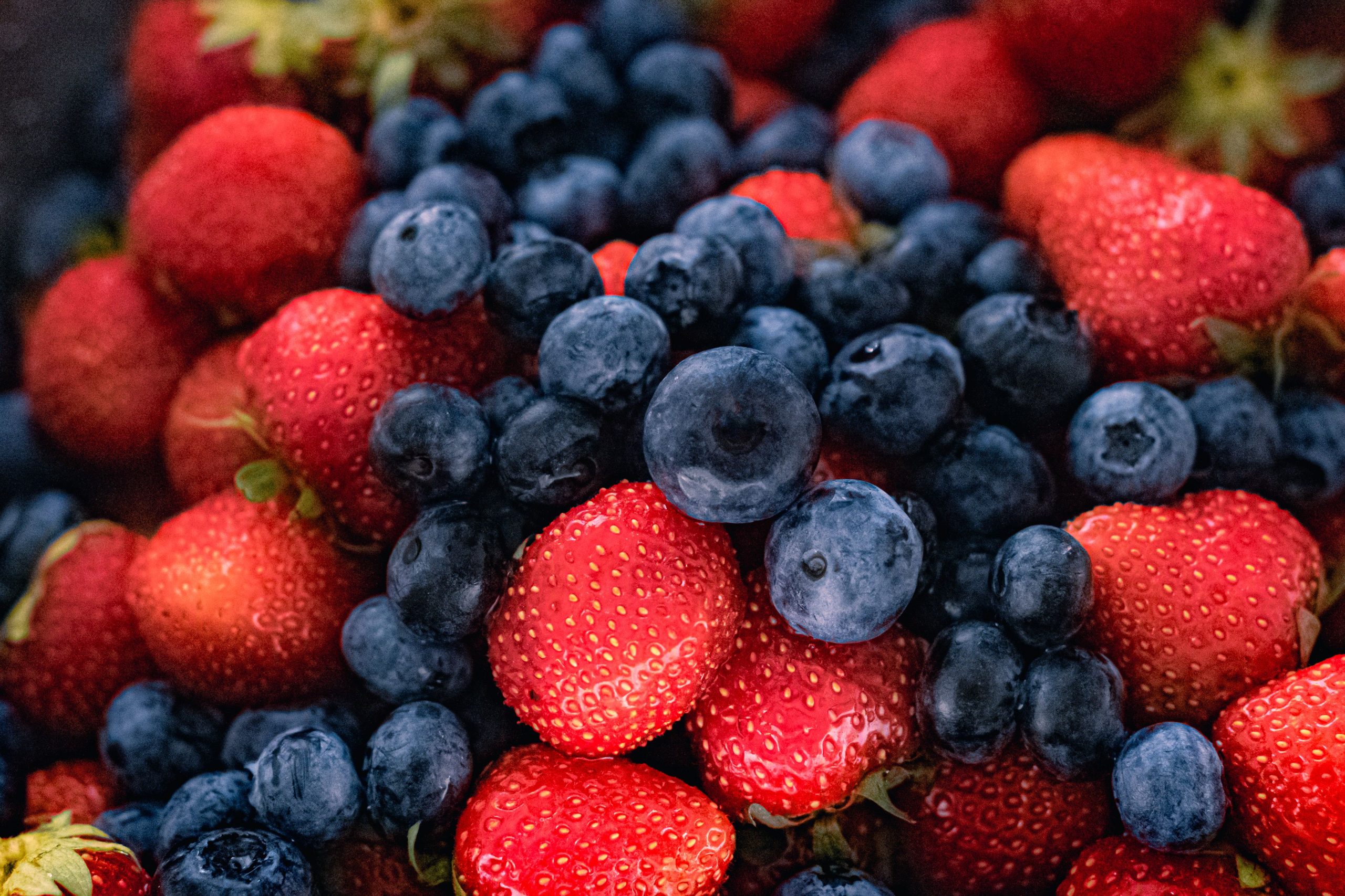 Nhóm quả mọng chứa anthocyanin và nhiều polyphenol có khả năng chống oxy hóa mạnh.