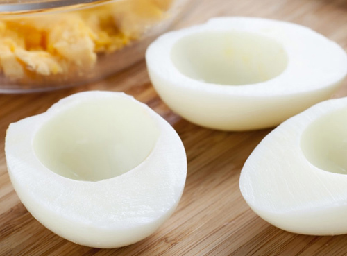 Lòng trắng trứng giàu proline – một axit amin đóng vai trò quan trọng trong cấu trúc collagen.