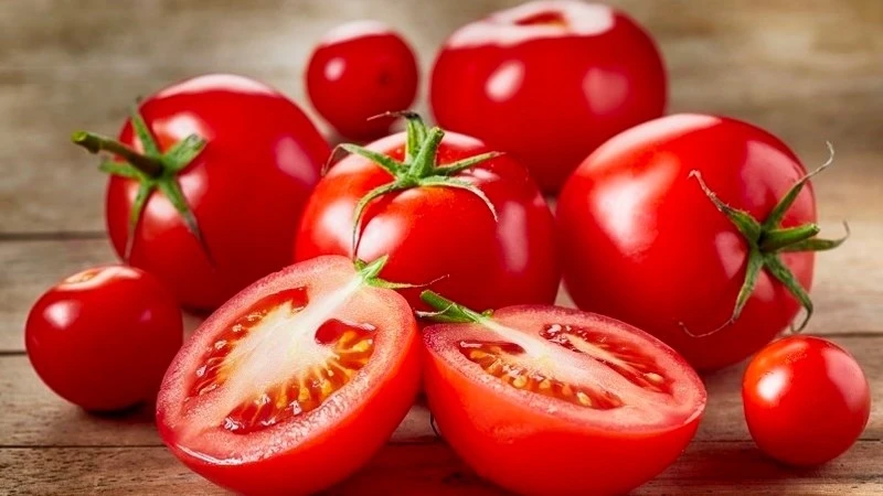 Cà chua là loại thực phẩm giàu nước giúp bù nước hiệu quả trong những ngày nắng nóng.